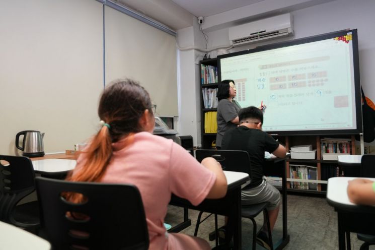 이주배경 아동 교육지원사업의 하나인 수학 수업 모습. 굿피플