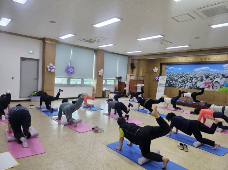 정읍시보건소가 오는 29일까지 하반기 성인 비만관리 프로그램 '점핑하고, 비만잡고, 건강올리고↑' 참여자를 모집한다. 정읍시보건소 제공