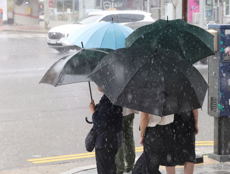 인천 덕적도 '1시간 150㎜' 폭우…호우경보 발효