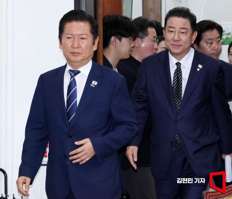 [포토] 최고위원회의 참석하는 정청래-김병기