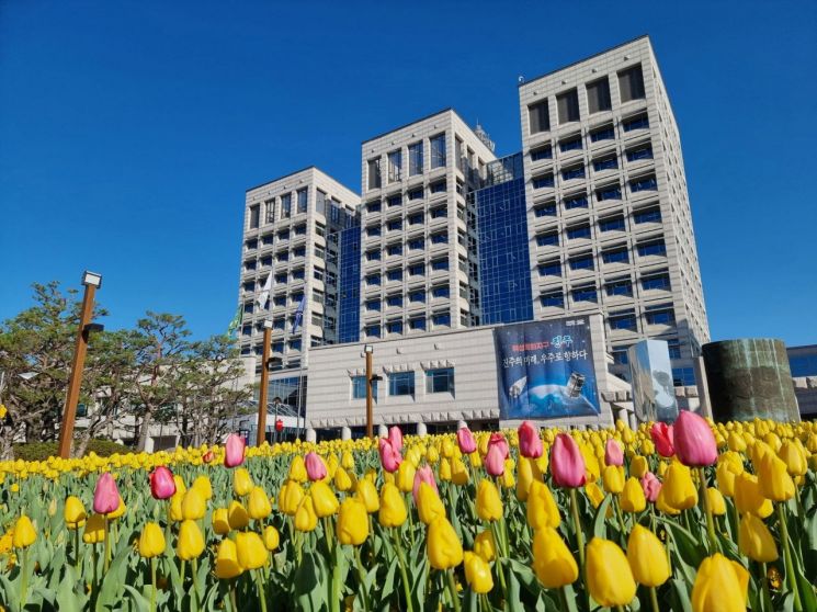 진주시청 전경.