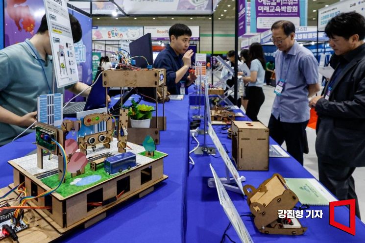 [Photo] "The Diverse World of Coding"