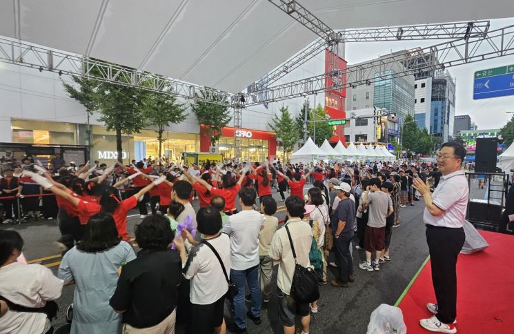 이장우 대전시장이 12일 축제장 시간여행 퍼레이드에서 격려를 하고 있다.(사진=모석봉 기자)