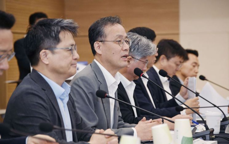 이형일 기획재정부 차관이 13일 오전 서울 마포구 상장회사회관에서 열린 '중견기업 스케일업 릴레이 현장 간담회'에 참석해 모두발언을 하고 있다.