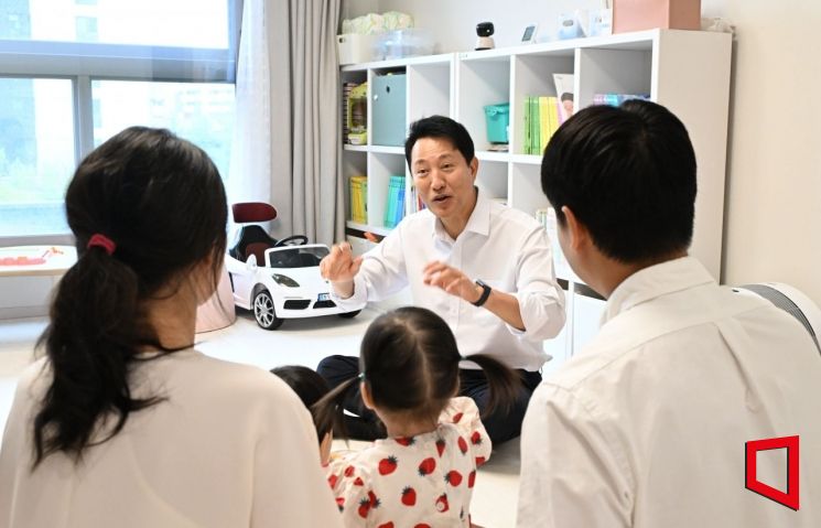 지난 7월 광진구 자양동 ‘미리내집’을 방문한 오세훈 서울시장이 입주자 부부와 대화를 나누고 있다. 서울시 제공