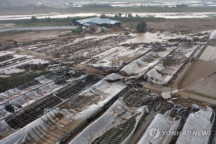 지난 달 21일 오전 경남 산청군 신안면 산청대로 구간에 전날 발생한 호우·산사태로 토사가 쏟아져 복구 작업이 진행 중이다. 연합뉴스 제공