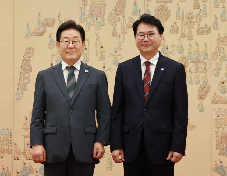 이재명 대통령이 지난달 4일 용산 대통령실에서 이한주 국정기획위원장(사진 오른쪽)에게 임명장을 수여한 뒤 기념촬영을 하고 있다. 대통령실통신사진기자단 연합뉴스