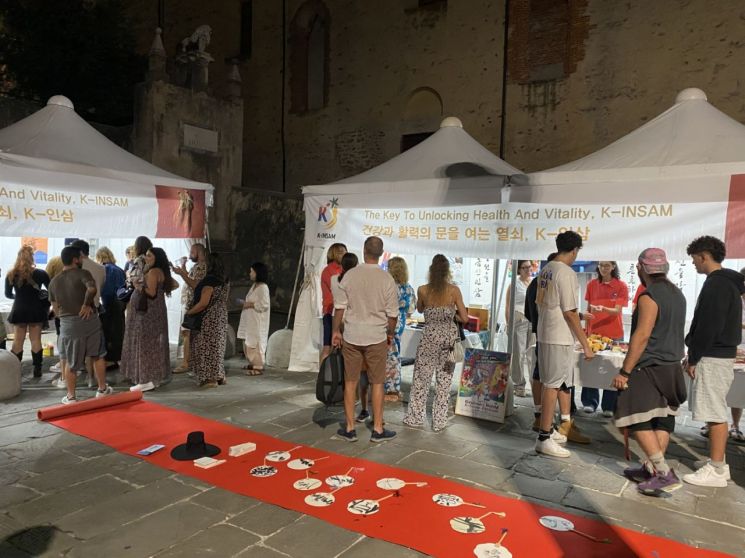 A booth for experiencing Geumsan ginseng at the 'K-INSAM Festival' in Pietrasanta, Italy (Photo by Geumsan County)