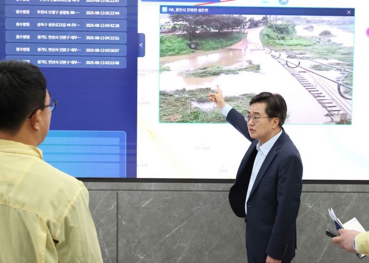 Gyeonggi Province Governor Dongyeon Kim visited the Disaster and Safety Countermeasures Headquarters on the 13th to discuss safety measures for flooded areas with the officials in charge. Photo by Gyeonggi Province