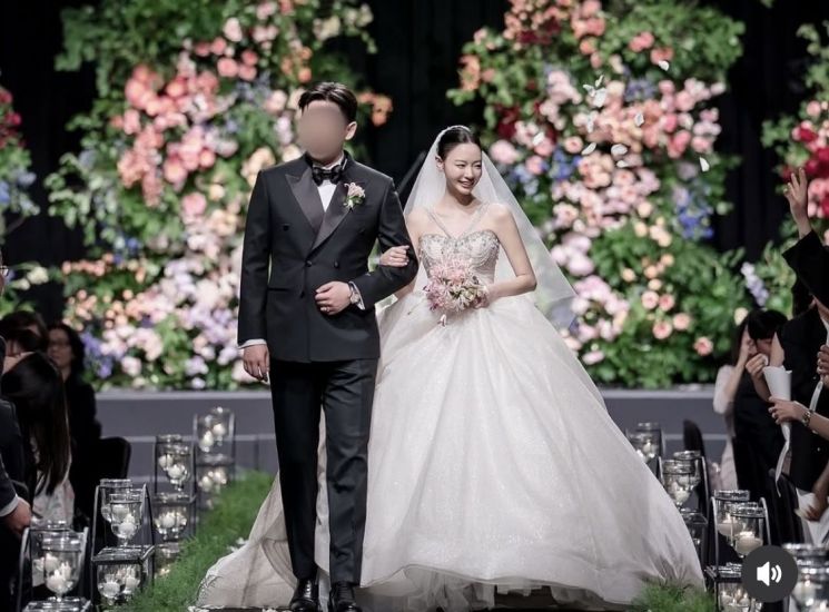 뷰티 크리에이터 김습습(본명 김채원)이 신라호텔 웨딩 비용을 공개했다. 김습습 인스타그램