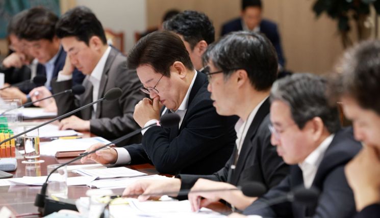 이재명 대통령이 13일 서울 용산 대통령실 청사에서 나라재정 절약 간담회를 하고 있다. 연합뉴스