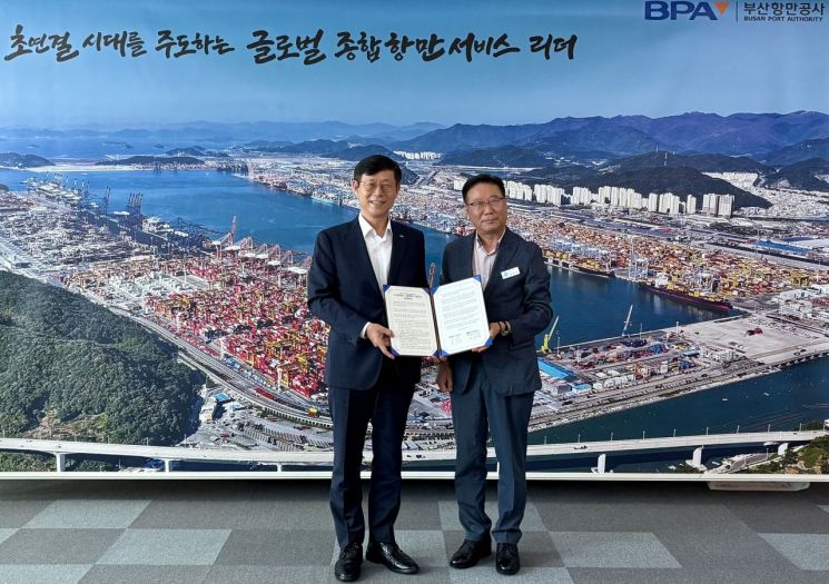 BPA 송상근 사장과 정현섭 진해구청장(오른쪽).