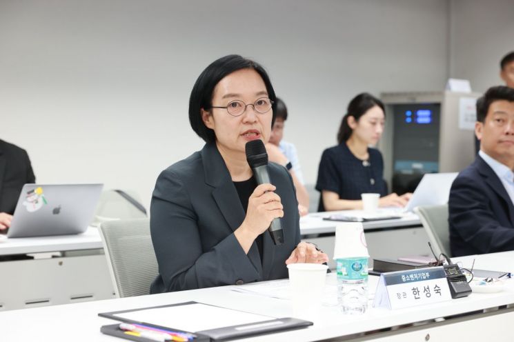 한성숙 중소벤처기업부 장관이 13일 서울 종로구 광화문빌딩에서 열린 '벤처생태계 활성화를 위한 정책현장투어'에서 인사말을 하고 있다. 중소벤처기업부