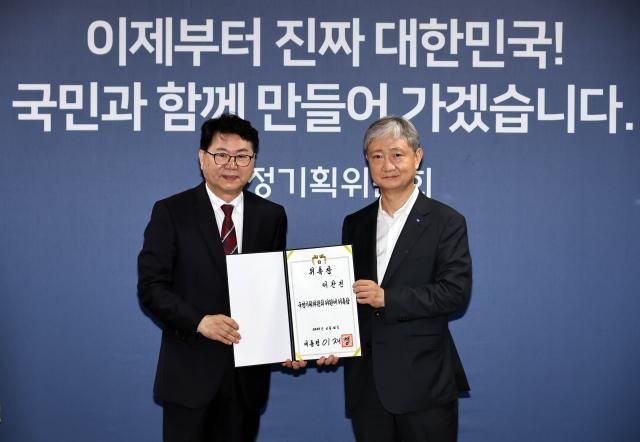 이한주 국정위원회 위원장(왼쪽)과 이찬진 금감원장 내정자. 연합뉴스