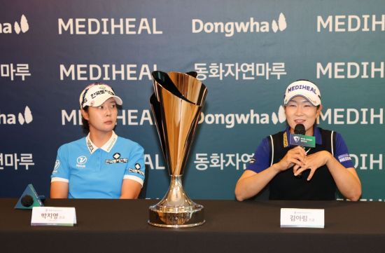 A-rim Kim (right) is answering a reporter's question at the Mediheal-Korea Daily Championship official press conference. Photo by KLPGA