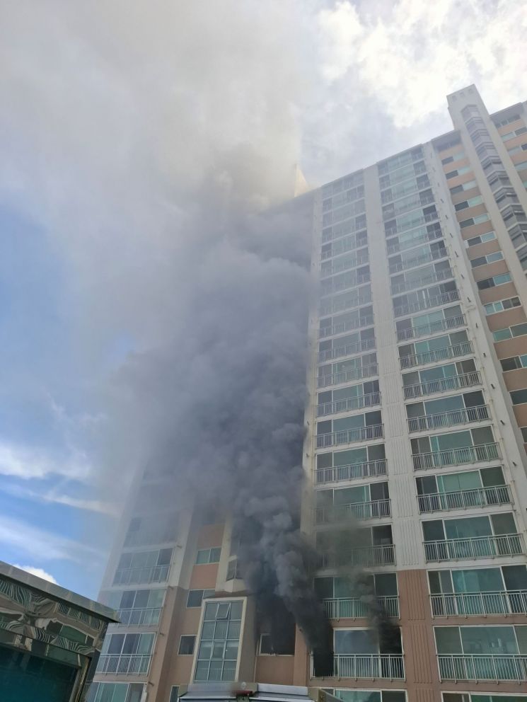 창원 마산 회원동 아파트 3층서 불 … 입주민 7명 이송