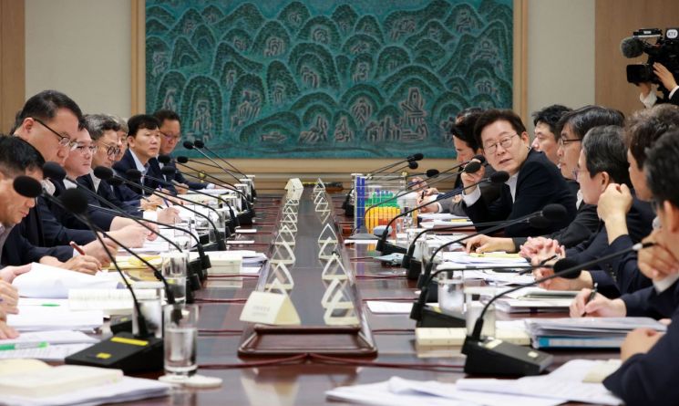 국채발행으로 '확장재정' 시사한 李대통령의 '씨앗論'