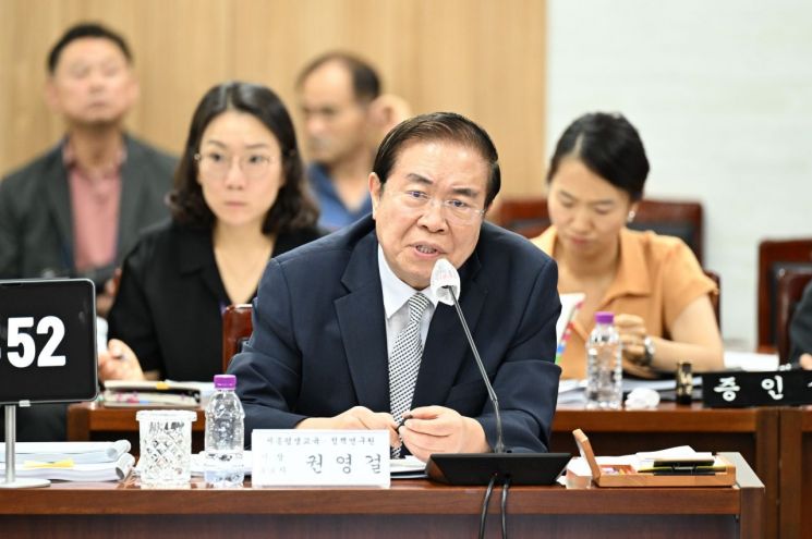 세종시의회 인사청문 특별위원회에 참석해 발언하고 있는 권영걸 세종평생교육·정책연구원장 후보자. /사진= 사무처 홍보기획팀 제공