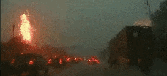 '거대한 낙뢰' 전신주 강타…고속도로 블박에 찍힌 아찔한 '불기둥'