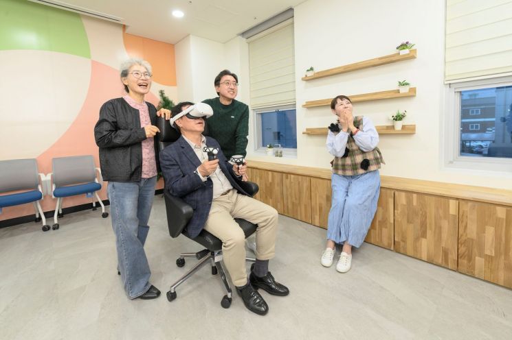 양천구 시니어스마트교육센터에서 홍보용 촬영에 참여한 구민 홍보모델. 양천구 제공.