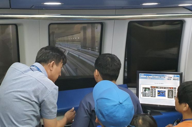 부산교통공사가 경남 아동·청소년 초청 ‘꿈 찾기’ 여름방학 프로그램을 진행하고 있다. 부산교통공사 제공