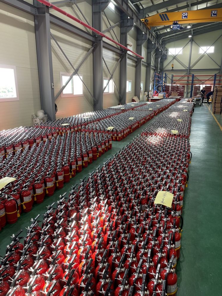 “입주민 화재 대응력 강화”… 부산도시공사, 노후임대아파트 전세대에 소화기 지급