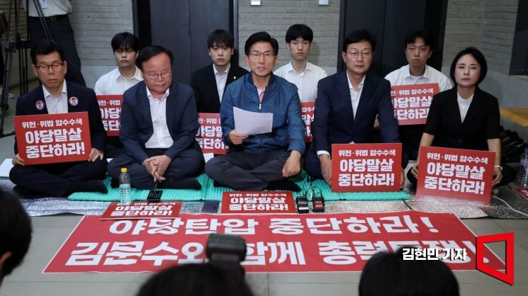 국민의힘 당 대표 선거에 출마한 김문수 후보가 14일 서울 여의도 중앙당사 로비에서 김건희 특검의 당사 압수수색에 항의하며 농성을 벌이고 있다. 2025.8.14 김현민 기자