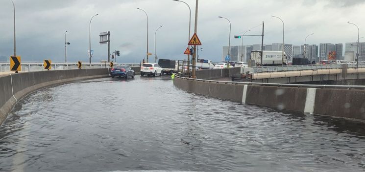 On the 13th, heavy rain fell in the metropolitan area, and water has accumulated on the Gayang Bridge ramp in Seoul. Photo by Yonhap News