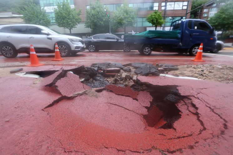 지난해 8월 서울 종로구 한 도로에 땅꺼짐 현상이 발생해 교통이 통제되고 있다. 연합뉴스