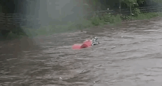 A sculpture installed on the Uicheon Stream walking trail in Gangbuk-gu drifting away. Online community