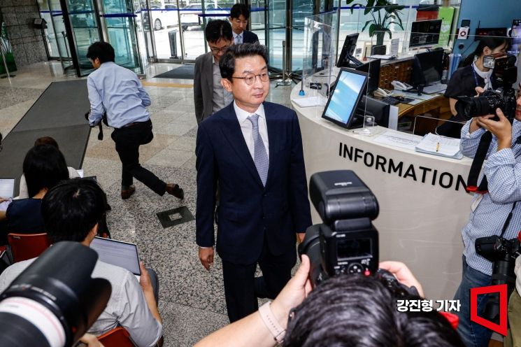 이억원 금융위원장 후보자가 14일 서울 종로구 예금보험공사에 마련된 인사청문준비사무실에 출근하고 있다. 2025.8.14 강진형 기자