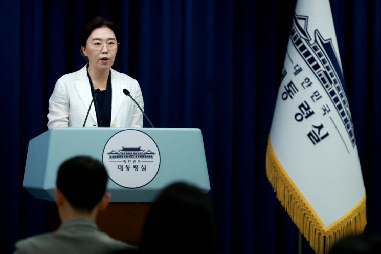 대통령실 "국민임명식에 文 내외, 盧 유가족 참석"