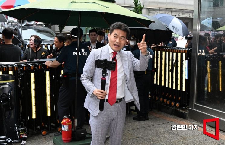 [포토] '난동' 전한길 "피해자인 나를 징계?"…국힘 윤리위 출석