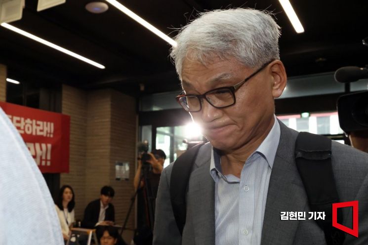 여상원 국민의힘 중앙윤리위원회 위원장이 14일 전한길씨에 대한 징계 논의를 위한 중앙윤리위원회를 주재하기 위해 중앙당사로 들어서고 있다. 2025.8.14 김현민 기자