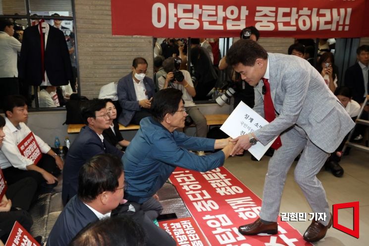 [포토] 김문수 후보와 인사하는 전한길