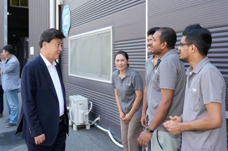 Sehwan Bang, mayor of Gwangju City in Gyeonggi Province, continued on-site communication with businesses by visiting three local companies, including Mirae Co., Ltd., on the 12th. Mayor Bang is seen talking with foreign workers. Provided by Gwangju City, Gyeonggi Province.