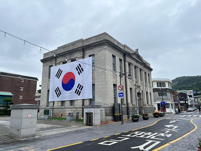 목포시, 광복절 80주년 근대역사관 대형 태극기 게시