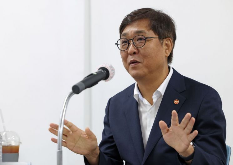 최휘영 문화체육관광부 장관이 14일 서울 마포구 영화진흥위원회 영화교육지원센터에서 열린 '영화계 소통 간담회'에서 한국 영화산업 회복을 위한 지원 방안을 논의하고 있다.