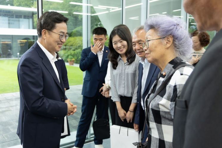 김동연 경기도지사가 14일 수원 팔달구 도담소(옛 도지사공관)로 해외 독립운동 유공자 후손을 초청해 오찬을 하기에 앞서 이야기를 나누고 있다. 경기도 제공