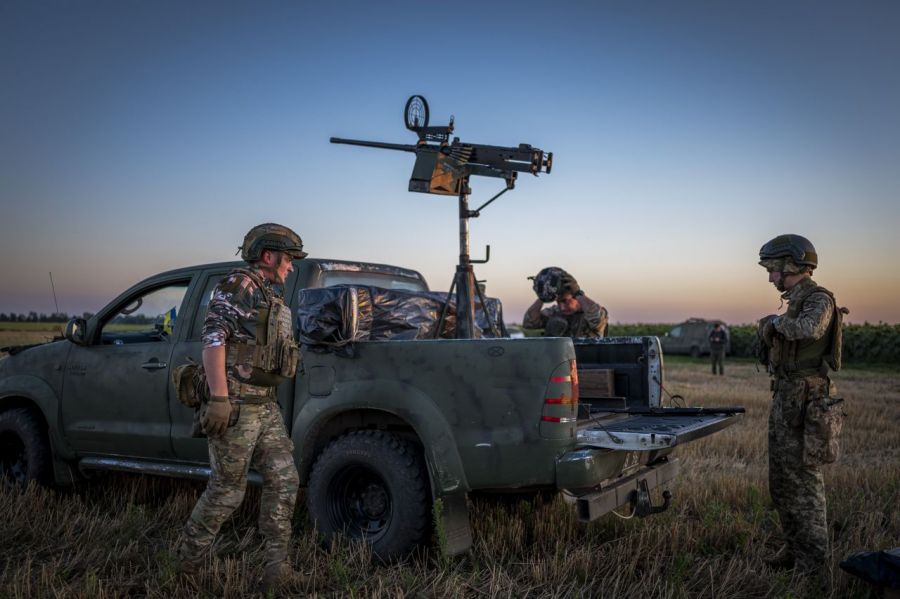 지난 12일(현지사간) 우크라이나 체르니히우에서 우크라이나 군인들이 야간 근무 중 무장 픽업트럭 옆에 서 있다. AP연합뉴스