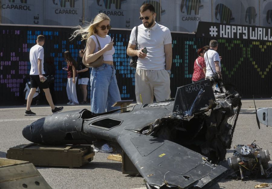 지난 9일(현지사간), 러시아의 우크라이나 침공이 계속되는 가운데 우크라이나 키이우 시내 도네츠크 지역의 차시브 야르 인근 야외 전시회에서 사람들이 손상된 러시아 드론과 공중 폭탄을 살펴보고 있다. EPA연합뉴스