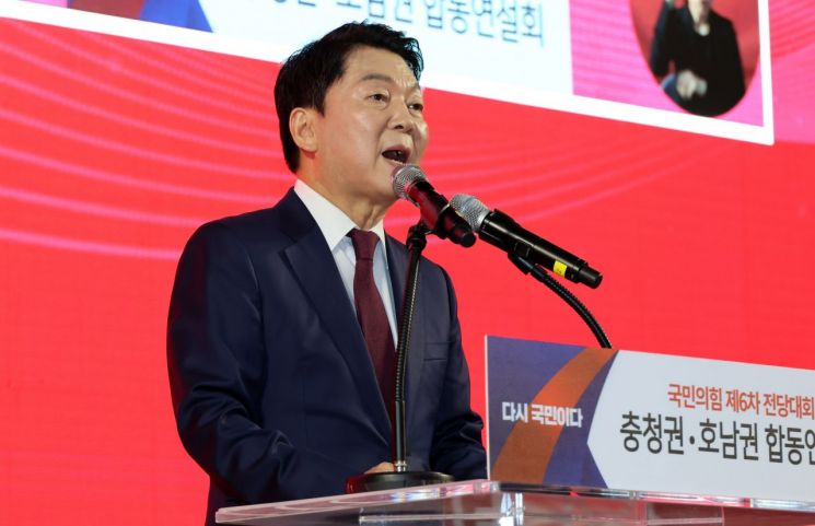 안철수 국민의힘 당대표 후보가 지난 13일 오후 대전 서구 배재대학교에서 열린 국민의힘 충청·호남권 합동연설회에서 연설하고 있다. 연합뉴스