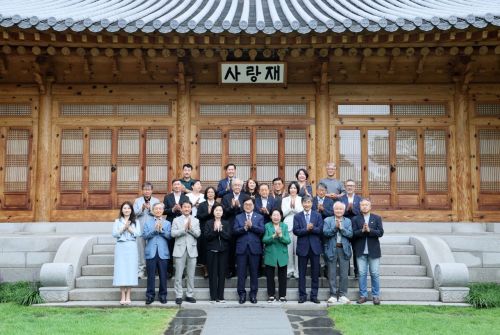 우원식 국회의장이 14일 국회 사랑재에서 홍범도장군기념사업회, 김좌진장군기념사업회, 우당이회영기념사업회 등 무장독립투쟁 선양단체를 초청해 오찬 간담회를 열고 기념사진 촬영을 하고 있다. 국회의장실