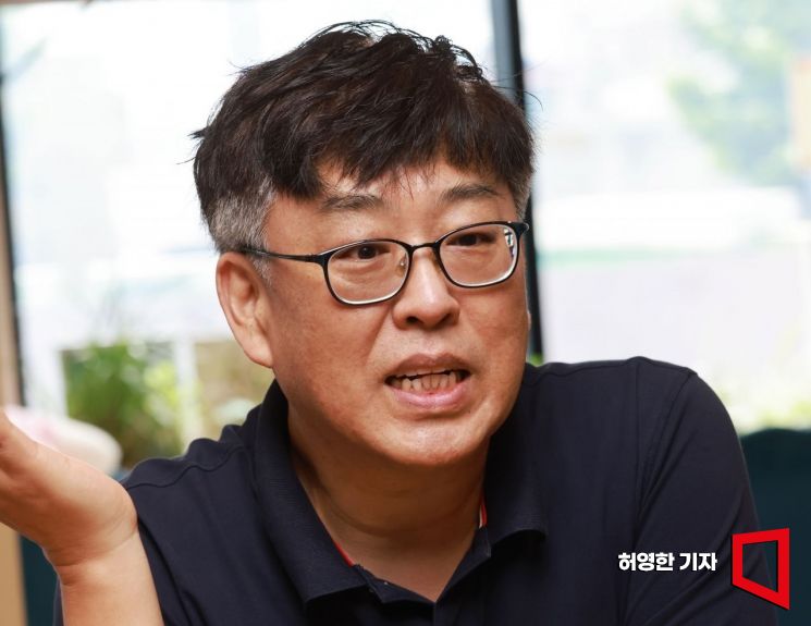 '애프터 넷플릭스' 저자 조영신 미디어산업평론가가 서울 종로의 북카페에서 아시아경제와 인터뷰하고 있다. 허영한 기자