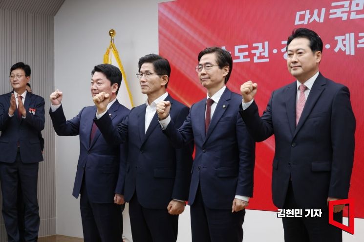 국민의힘 안철수(왼쪽부터), 김문수, 조경태, 장동혁 당대표 후보가 14일 서울 여의도 국민의힘 중앙당사에서 열린 제6차 전당대회 수도권·강원·제주 합동연설회에서 기념촬영을 하고 있다. 2025.8.14 김현민 기자