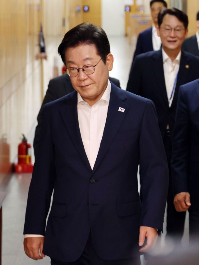 이재명 대통령이 14일 용산 대통령실에서 수석보좌관회의에 입장하고 있다. 연합뉴스