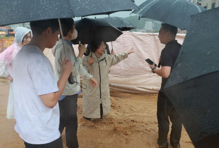 은평구는 기록적 집중호우 피해 최소화를 위해 전 행정력을 총동원하고 있다. 사진 가운데 김미경 은평구청장. 은평구 제공.