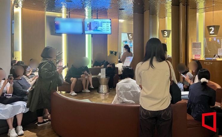 14일 오전 10시 서울 중구에 위치한 난임센터에서 사람들이 접수를 기다리는 모습. 사진=이은서 기자