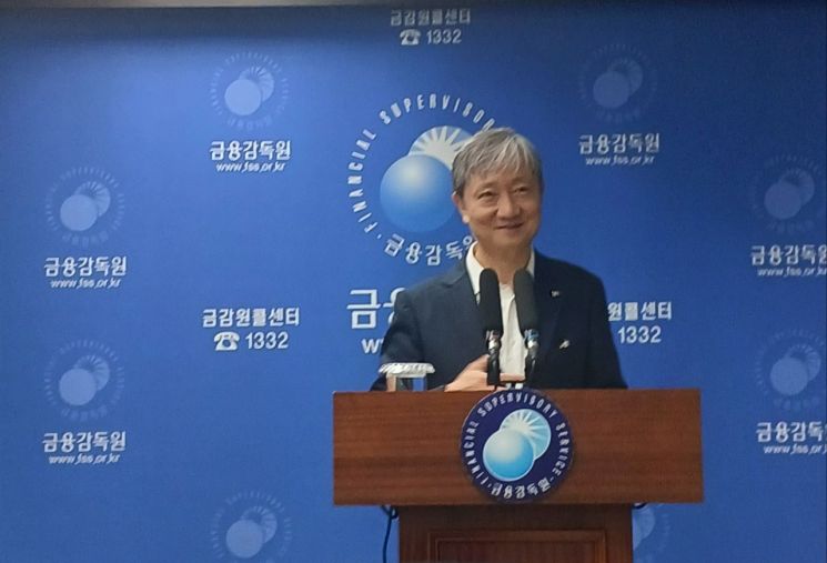 이찬진 신임 금감원장이 14일 오후 기자실을 방문해 인사를 나누고 있다.