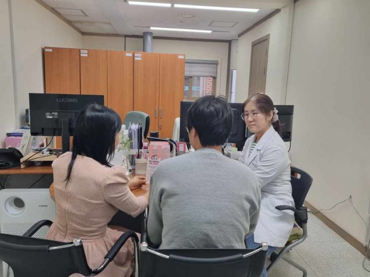 여주시보건소는 건강한 출산 준비를 위해 예비부모 무료 건강검진 항목을 기존 19종에서 25종으로 확대 시행한다. 여주시 제공